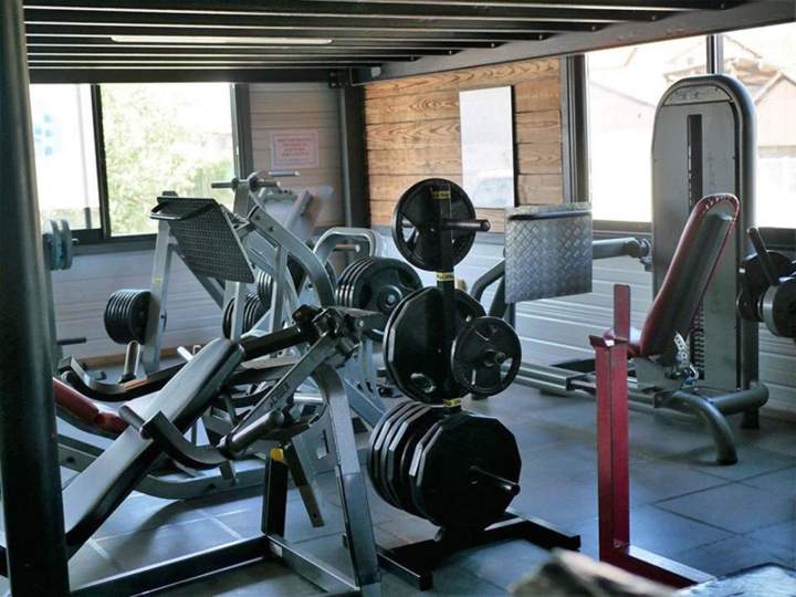 Banc d'entraînement avec haltères et disques à Riom